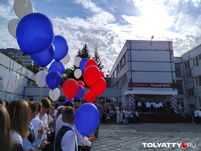 Девятые классы пришли на линейку с шарами в цветах российского триколора. В финале шары выпустили в небо под аплодисменты родителей и школьников  | Источник: Юлия Дроглева / TOLYATTY.RU
