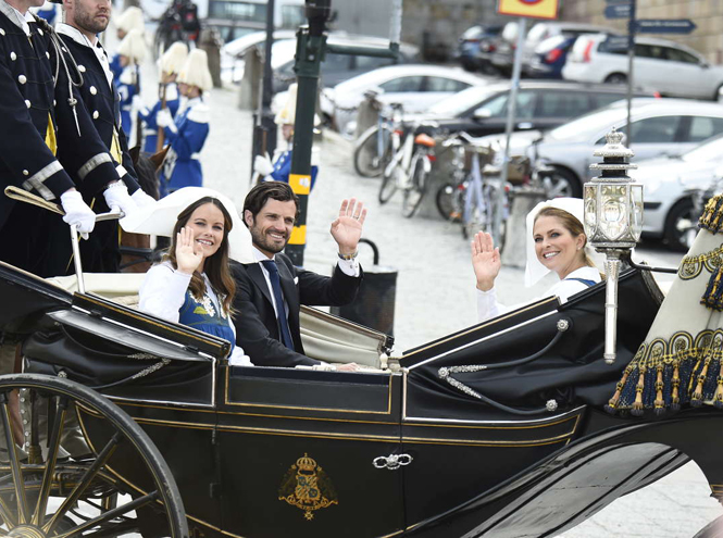 Шведская королевская семья на праздновании Дня флага