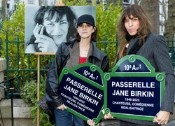 В Париже на канале Сен-Мартен появился мост имени Джейн Биркин