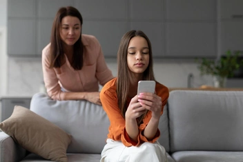 «Мне кажется, что за мной следят»: как контролировать ребенка, не лишая его свободы