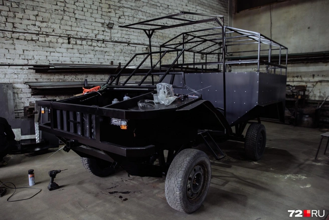 Для некоторых моделей используют детали от старых отечественных автомобилей | Источник: Ирина Шарова / 72.RU