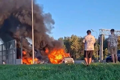 Два автомобиля сгорели после ДТП в Тюмени — видео