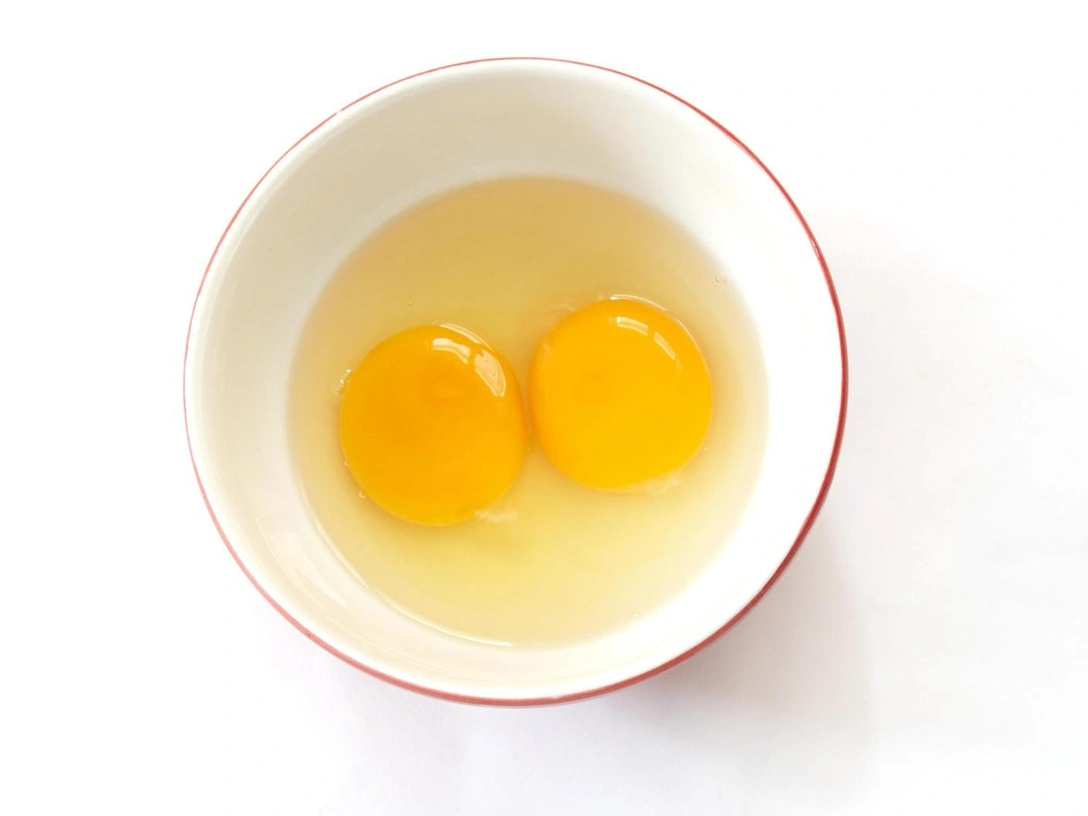 Яйцо с двумя желтками: народные приметы и суеверия | Источник: Shutterstock/Fotodom.ru