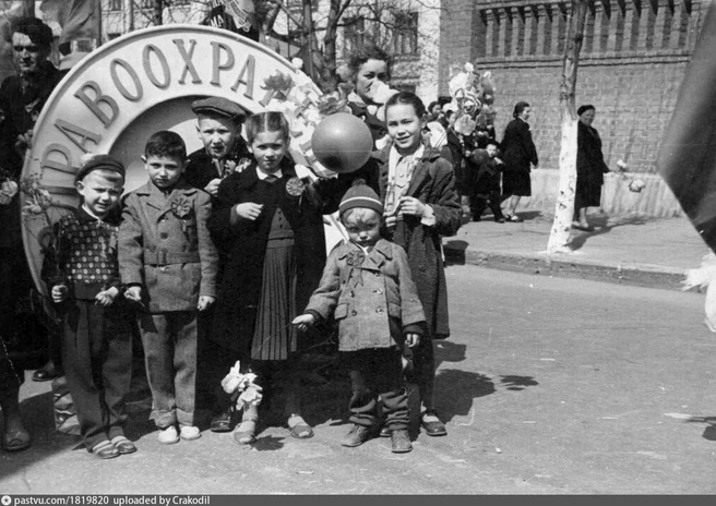 А это колонна медиков и их детей на Первомайской демонстрации в 1963 году | Источник: pastvu.com