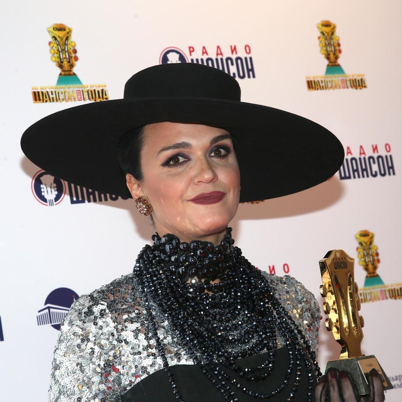 Заплыв с акулами, мускулистый спутник, фастфуд, ящики шампанского: певица Слава отрывается на Мальдивах