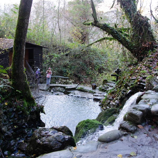 Купели даже представляют небольшие водопады | Источник: Оксана Витязь / SOCHI1.RU