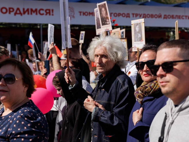 Участников было много — все несли портреты родственников. | Источник: Ирина Шарова / 72.RU 