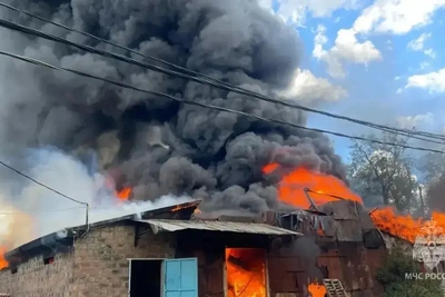 Что горит под Ростовом: пожар на складах рубероида