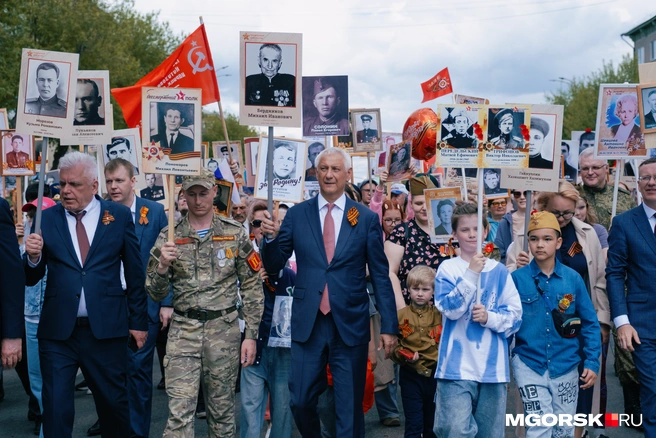 В руках мэра Сергея Бердникова — портрет его деда, Михаила Ивановича, который прошел всю войну и вернулся домой | Источник: Даниил Пономаренко / MGORSK.RU