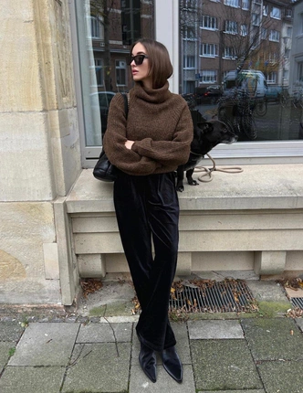 Эти велюровые брюки заменят вам джинсы на зиму: где купить и как правильно стилизовать Эти велюровые брюки заменят вам джинсы на зиму: где купить и как правильно стилизовать