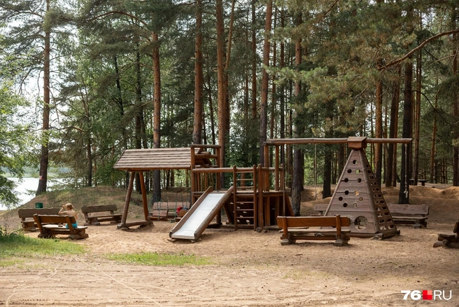 Детская площадка на территории доступна посетителям бесплатно | Источник: Александр Куренной / 76.RU