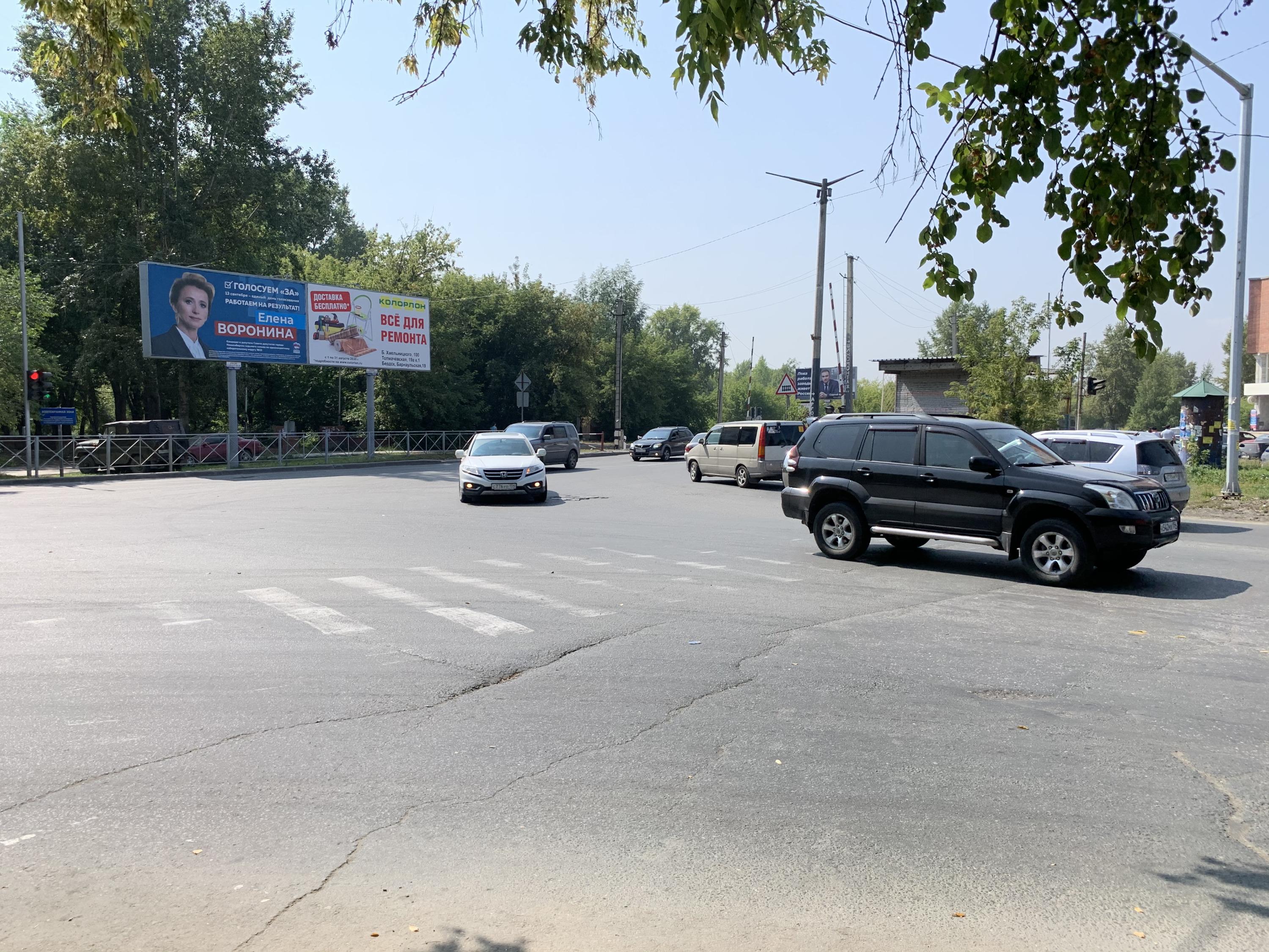 Перекресток в Новосибирске, где одни водители дурят других и объезжают  пробку по запрещенному ряду 12 августа 2020 - 12 августа 2020 - НГС.ру