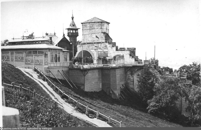 Часовая башня Кремля и Кремлевский элеватор, 1912 | Источник: А. Бренинг / Рastvu.com