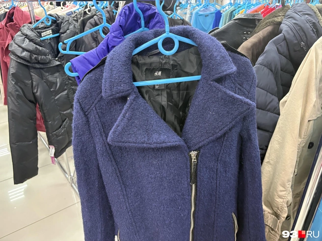 Теплое пальто от H&amp;M, который ушел из России в 2022 году. Стоимость&nbsp;— 1999 рублей | Источник: 93.RU