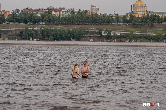 Кажется, здесь пермяки уже слегка подмерзли в воде, но не решаются выходить на жаркую сушу | Источник: Василина Любимова
