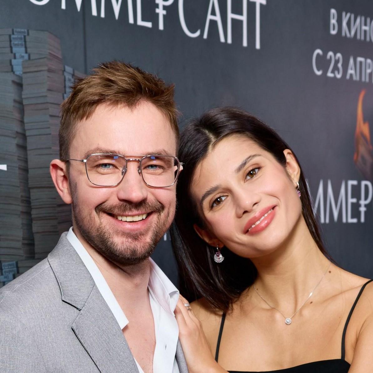 Скромные Петров с женой, Тарасова в гусарском, откровенная Базыкина в бельевом: премьера фильма «Коммерсант»