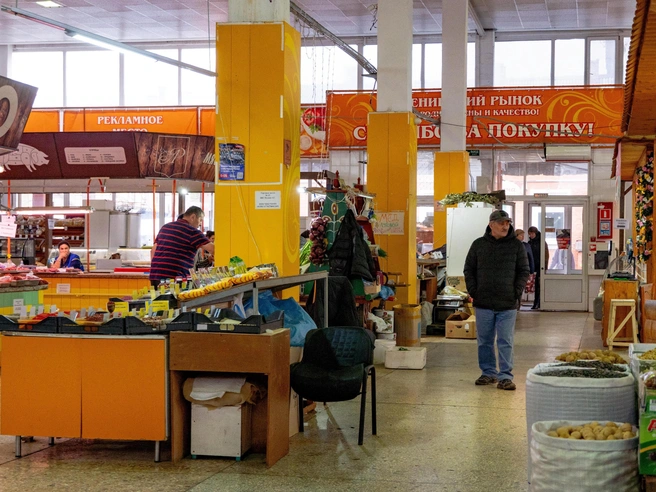 Продавцы проводят время в общении с коллегами | Источник: Кирилл Поверинов / 76.RU