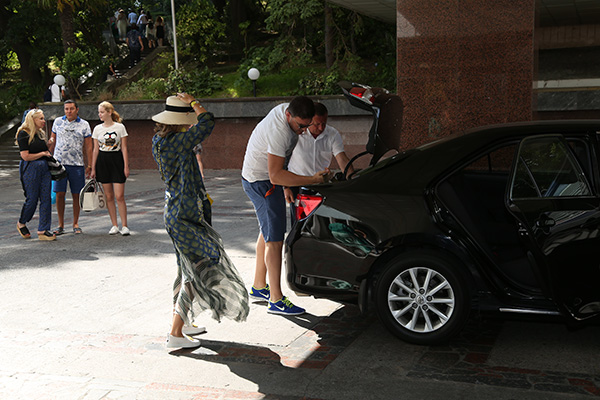 Максим Виторган встречал Ксению в аэропорту и выгружал ее багаж