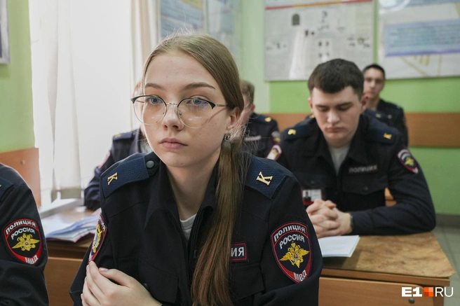 Будущие полицейские еще в институте привыкают к форме | Источник: Кирилл Кушнов / E1.RU