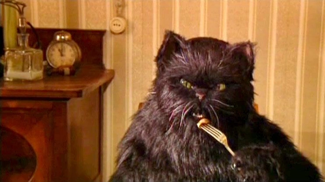 Сериал Владимира Бортко неоднократно подвергался критике: как за неоднозначные визуальные решения (особенно зрителей впечатлил Кот Бегемот), так и за буквальное прочтение романа. Но на народную любовь к сериалу это никак не повлияло | Источник: smotrim.ru