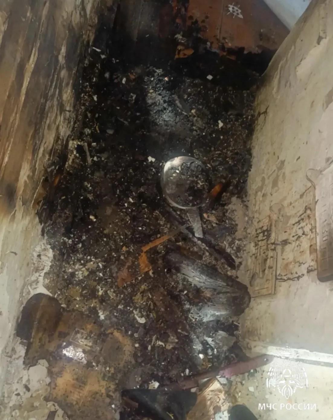 Трое маленьких детей чуть не погибли в пожаре в Зиминском районе. Мать оставила их одних и ушла в м…