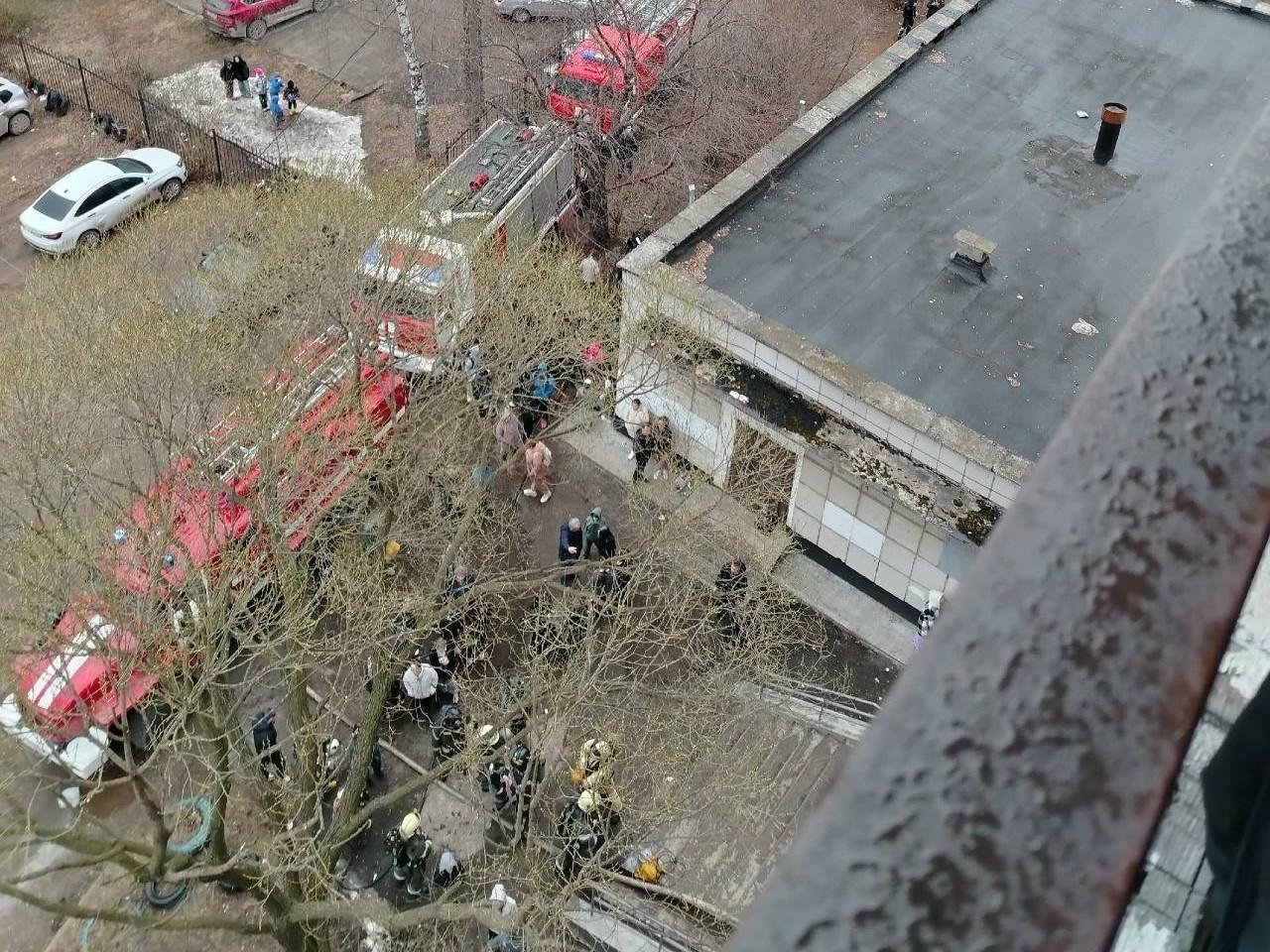 В общежитии в микрорайоне Крохалева на пожаре погибла женщина — соседи говорят, что ее поджег муж