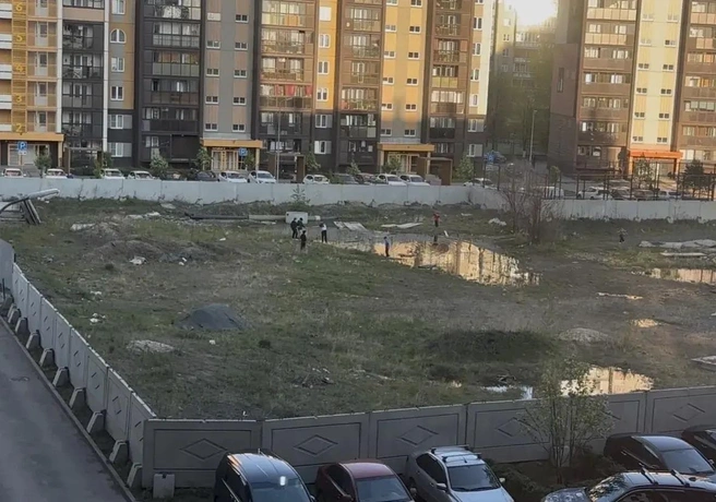 Несостоявшаяся стройплощадка в центре двора привлекает подростков | Источник: Читатель 74.RU