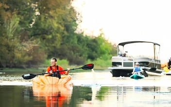 «Не справился бы без поддержки друга». Американец второй год подряд проплыл по реке в лодке из тыквы