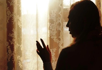 «Борюсь с постоянной тревогой. Из-за нее ни с кем не общаюсь, не могу ходить на работу и боюсь принимать таблетки»