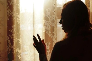 «Борюсь с постоянной тревогой. Из-за нее ни с кем не общаюсь, не могу ходить на работу и боюсь принимать таблетки»