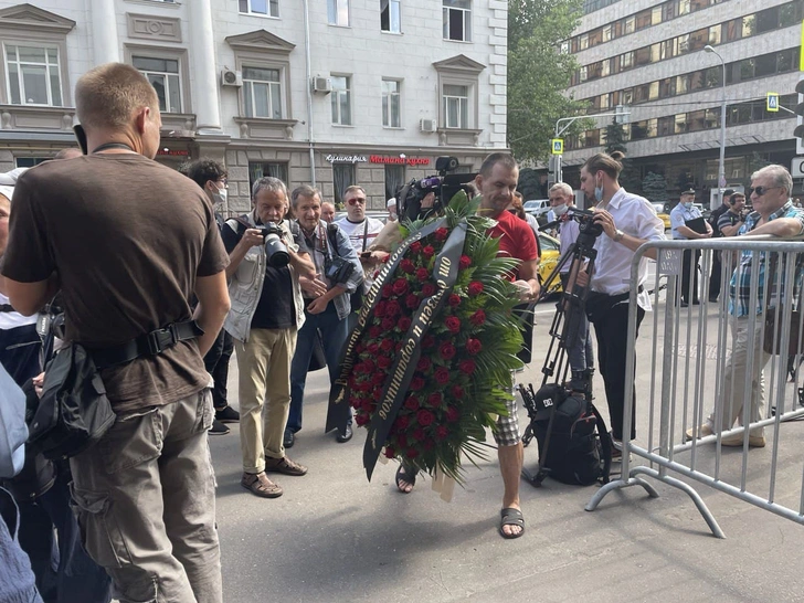 В Доме кино проходит гражданская панихида по Владимиру Меньшову: прямая трансляция