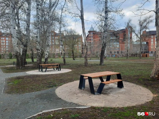 Столики и лавочки для культурного отдыха (везде стоят камеры) | Источник: Анастасия Баринова / 56.RU