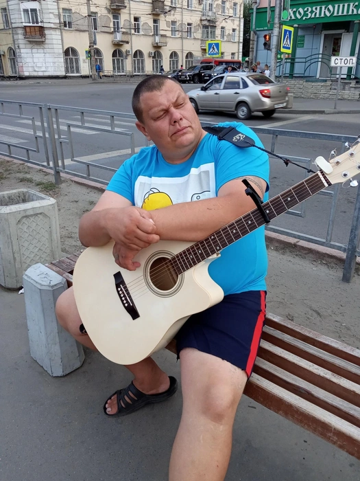 Гитара в его руках вот уже 30 лет | Источник: личный архив Евгения Бумаженко