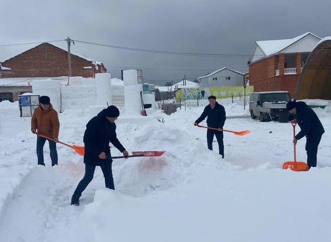 В Туме депутаты попозировали с лопатами на фоне крепости, построенной местными жителями | ya62.ru