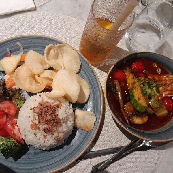 Национальное блюдо асан педас в ресторане Paloh Restaurant & Bar. Если не хотите, чтобы блюдо было острым, обязательно предупредите официанта об этом | Источник: Екатерина Евстафьева / NGS.RU