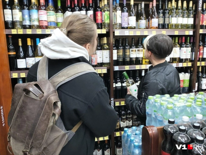 Судя по данным статистики в год на каждого жителя региона, включая женщин, стариков и детей, приходится почти по 17 бутылок водки | Источник: Михаил Контуев / MSK1.RU