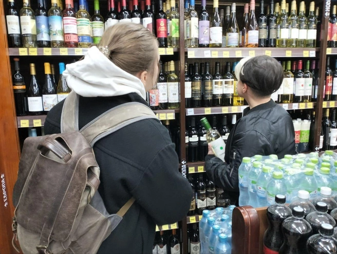 Приобрести алкоголь нельзя будет только в магазинах, на общепит запрет не распространяется | Источник: Михаил Контуев / MSK1.RU