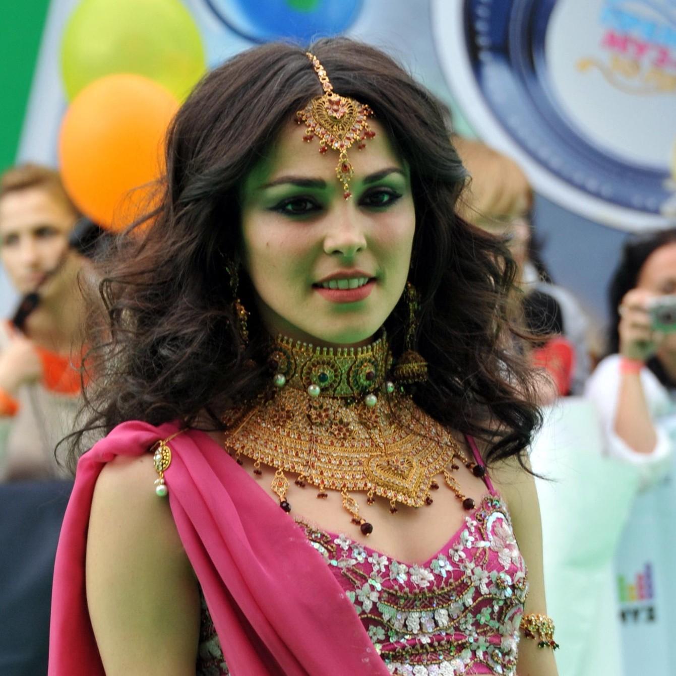 «Я решил, что ты станешь одной из избранных мной»: Сати Казанова теперь монахиня — реакция ее подписчиков удивила