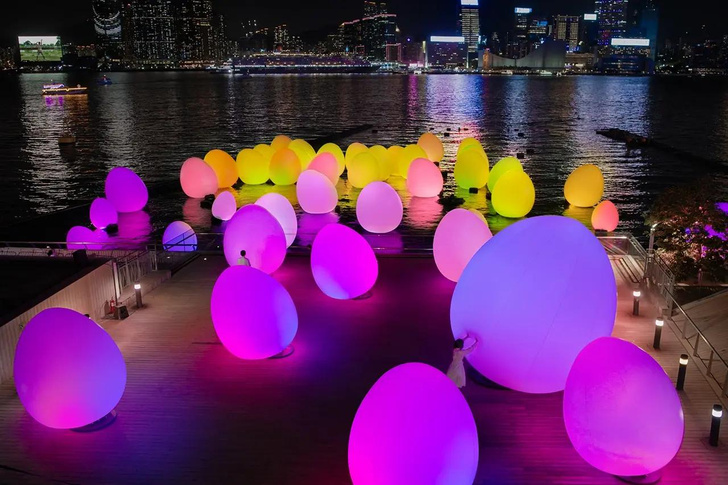 НЛО или искусство? 200 огромных светящихся и разговорчивых яиц появились по всему Гонконгу
