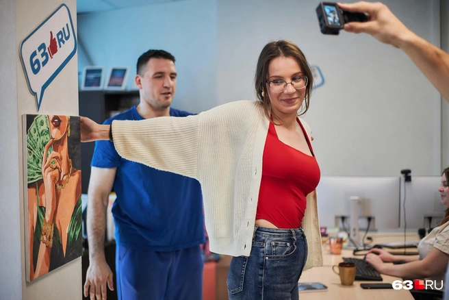 Растягиваются рука и мышцы груди&nbsp;— очень важно при сидячей работе! Растяжку любезно испытала на себе Ксения, менеджер рекламного отдела | Источник: Роман Данилкин / 63.RU 