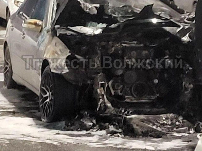 Пожар вспыхнул поздним вечером 7 мая | Источник: «Жесть Волжский» / Telegram