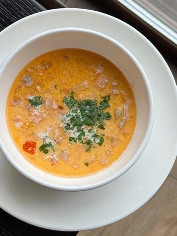 Уха по-фински со сливками | Источник: Ресторан AurA Kitchen&amp;Bar I Пермь / vk.com
