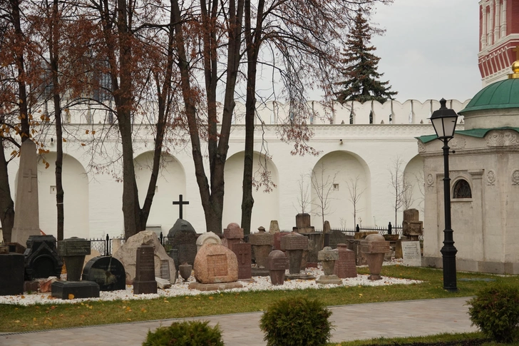 Загадочные склепы, ангелы и плакальщицы: 3 самых красивых кладбища Москвы