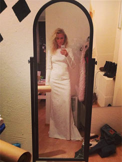 Катя Гордон примеряет свадебное платье