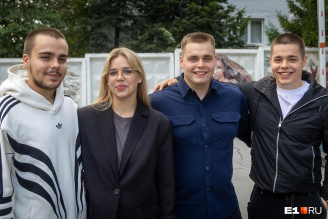 Самый младший из братьев — Даня (слева), ему 18 лет, рядом стоит Саша, ей 25, правее 24-летний Миша и Дима, ему 22, и только в этом году он узнал свою семью | Источник: Владислав Лоншаков / E1.RU