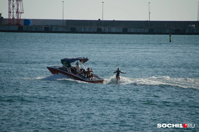 Любители водных аттракционов наслаждаются хобби в теплой морской воде | Источник: Оксана Витязь / SOCHI1.RU