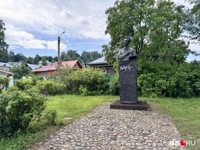 Памятник Левитану | Источник: Юлия Король / 45.RU