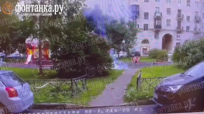 Устроивший взрыв на детской площадке в Петербурге попал на видео. Он уходил, как в боевике | Источник: «Фонтанка.ру»