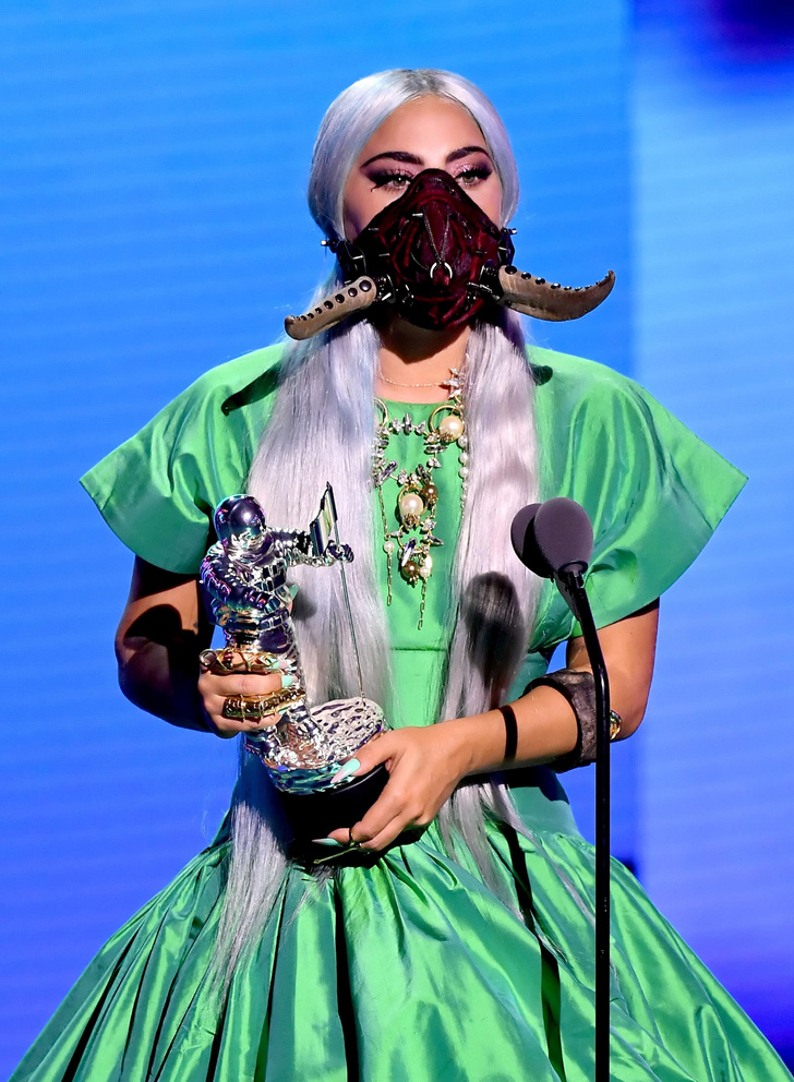 Рога, шипы, розовый латекс и шлем НЛО: шесть фантастических кутюрных масок Леди Гаги на премии VMA