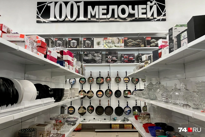 Маленькую часть третьего этажа также занимает магазин с опечаткой в названии. Может, сначала хотели сделать «1000 мелочей», но потом нашли на складе еще одну сковородку? | Источник: Наталья Лапцевич